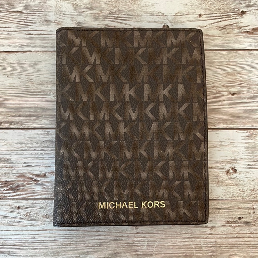 Michael Kors passport holder - Brand New